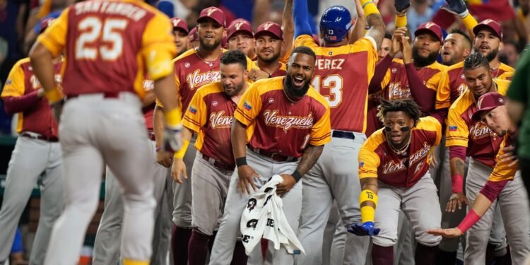 Salvador Perez named team Venezuela captain